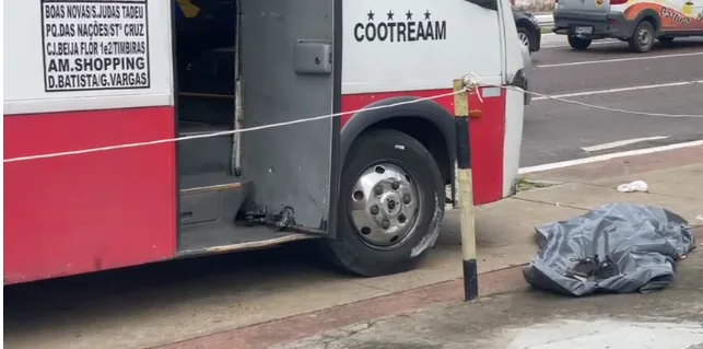 TRAGÉDIA: Micro-ônibus invade calçada e mata homem atropelado em Manaus