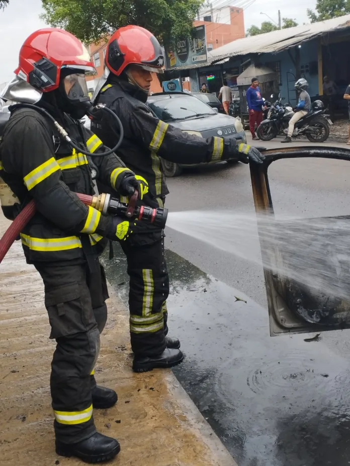 VÍDEO: Carro pega fogo em frente a churrascaria em Manaus