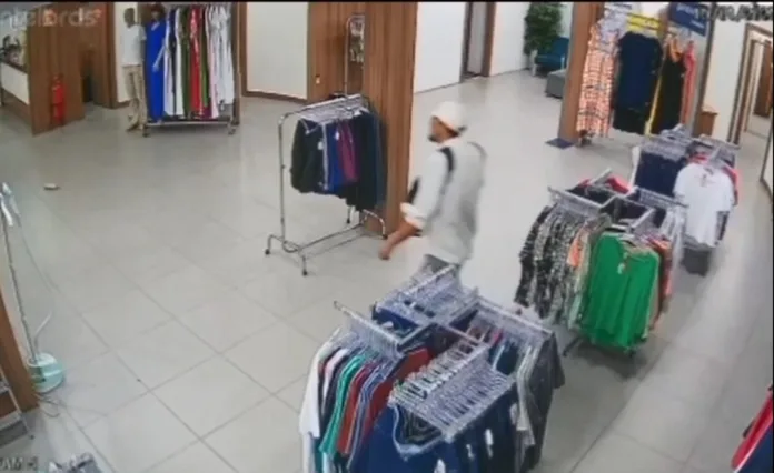 Vídeo: Loja na Zona Leste de Manaus é assaltada por homem armado