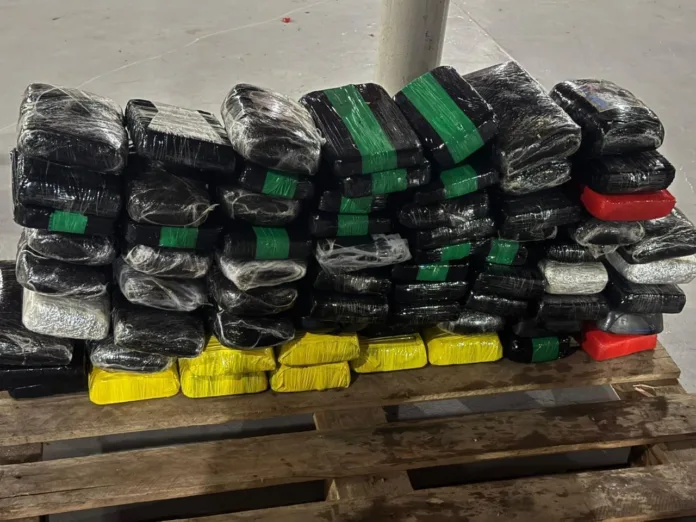 Tabletes de cocaína avaliados em R$ 5 milhões são apreendidos na orla de Manaus