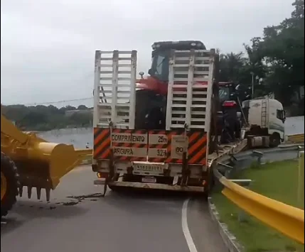 VÍDEO: Carreta fica ‘entalada’ em alça de viaduto em Manaus