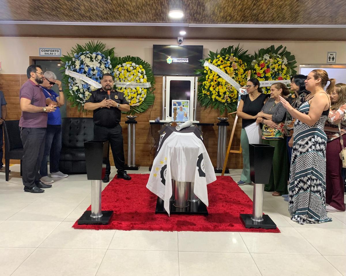 Amigos e familiares se despedem da 'legenda do rádio amazonense' Arnaldo Santos em velório