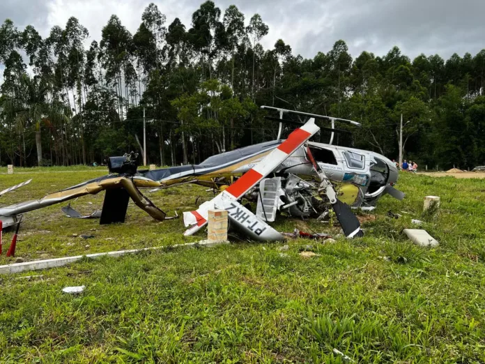 VÍDEO: Em SC, helicóptero cai com cinco pessoas a bordo